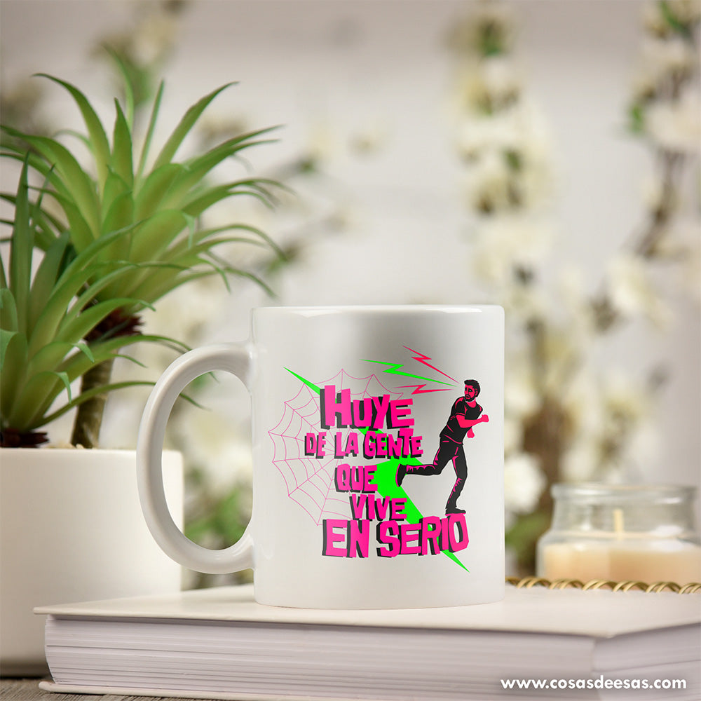 Huye de la gente que vive en serio Taza