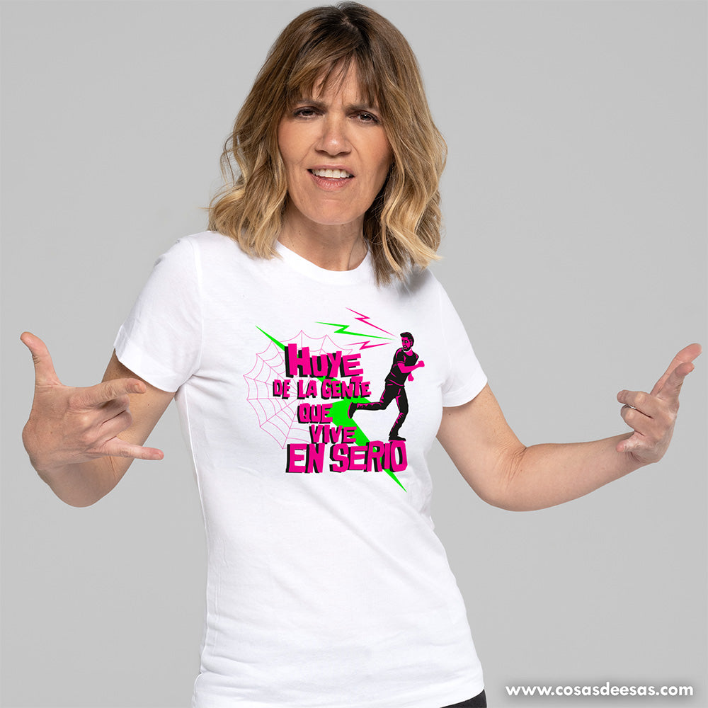 Huye de la gente que vive en serio Camiseta de mujer