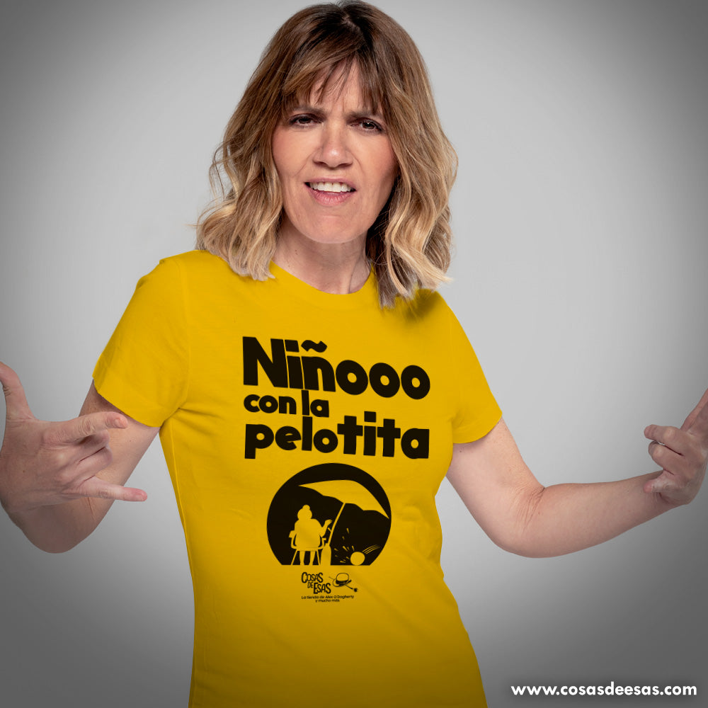 Niñooo con la pelotita Camiseta de mujer