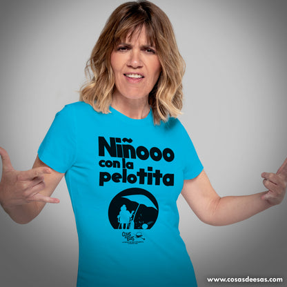 Niñooo con la pelotita Camiseta de mujer