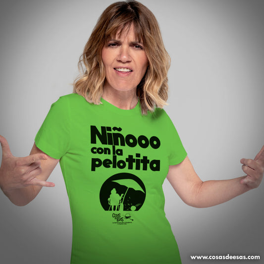 Niñooo con la pelotita Camiseta de mujer